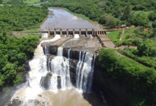 Na imagem, pequena central hidrelétrica em Uberlândia (MG)