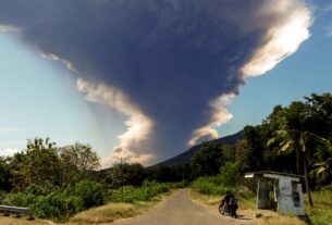 Vulcão na Indonésia entra em erupção e lança cinzas a quilômetros de altura