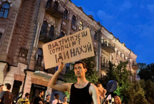 Zelensky assina a lei estripando as principais agências anticorrupção da Ucrânia, desafiando os manifestantes
