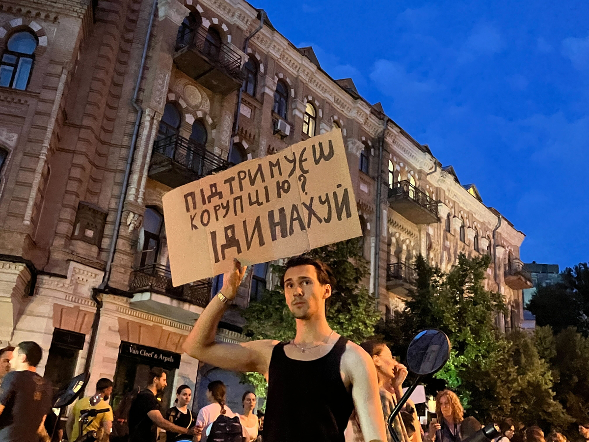 Zelensky assina a lei estripando as principais agências anticorrupção da Ucrânia, desafiando os manifestantes