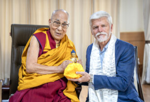 A China 'termina todo o engajamento' com o presidente tcheco da visita ao Dalai Lama