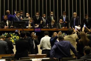 Alcolumbre diz que oposição faz ‘ação arbitrária’ ao ocupar mesas da Câmara e Senado; sessões são canceladas