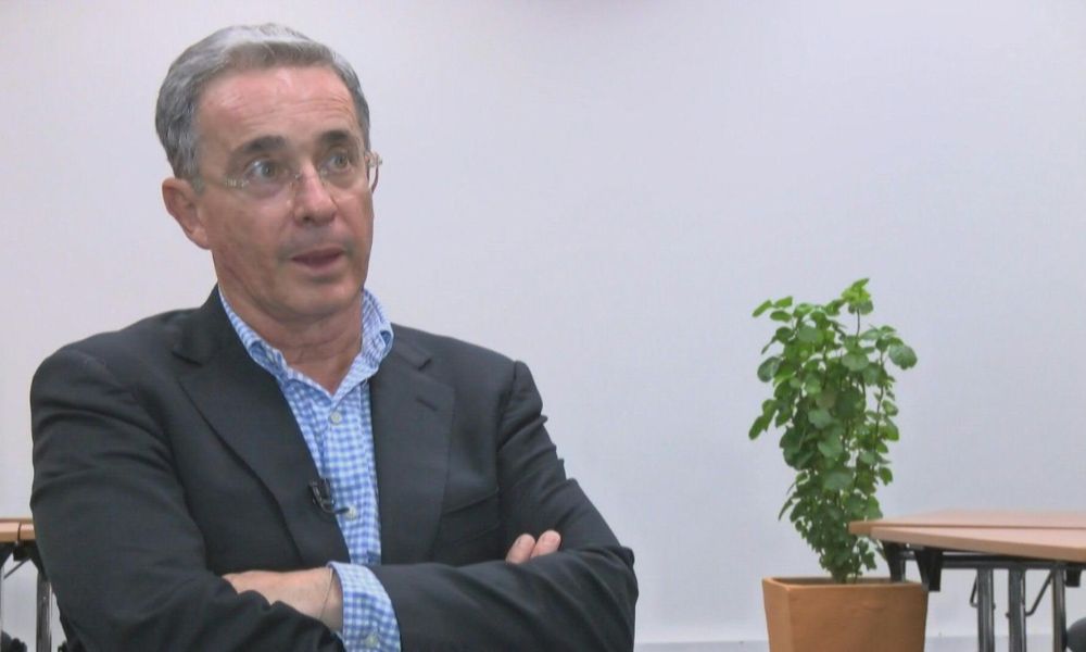 Álvaro Uribe recorre à 'oração' antes de apelar de sua condenação