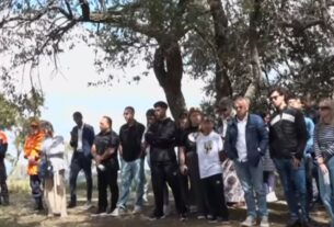 Ato ecumênico da tragédia da Voepass é marcado por cartas de saudade, homenagens e orações