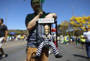 Manifestante carrega boneco de Moraes “preso” durante ato pró-Bolsonaro em Brasília