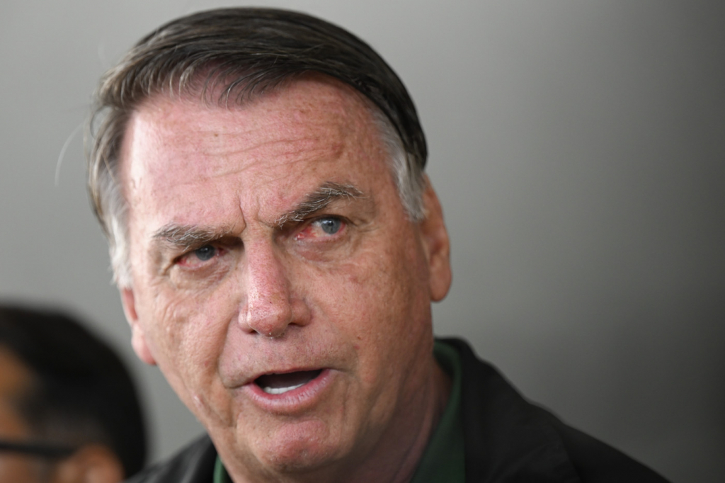 Bolsonaro deixa prisão domiciliar pela primeira vez para exames médicos