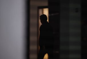 Bolsonaro preso: crises de soluço e visitas sem celular - 09/08/2025 - Poder