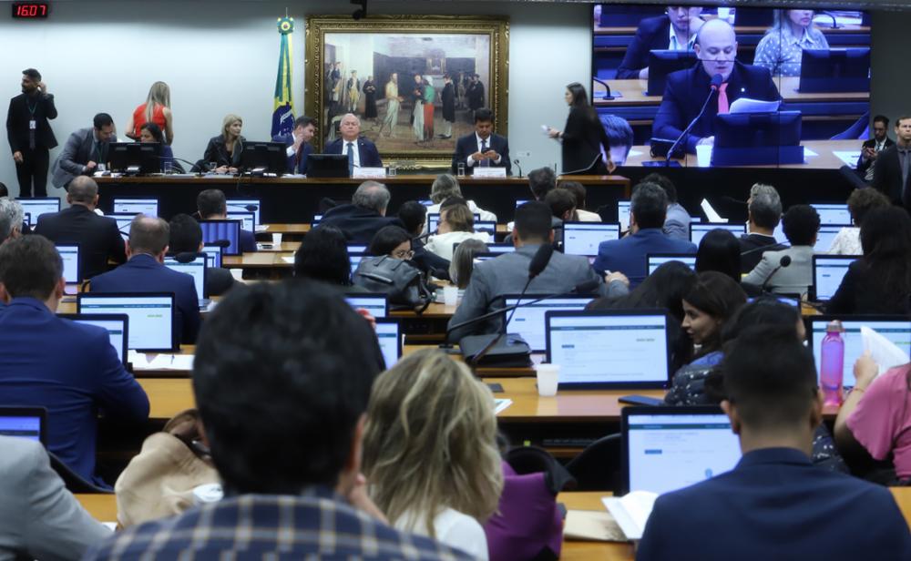 CCJ inclui na pauta dois projetos de lei que endurecem crimes contra menores nas redes