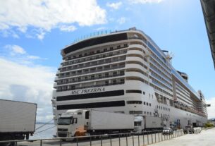 Navio de cruzeiro MSC Preziosa ancorado em píer do Rio de Janeiro