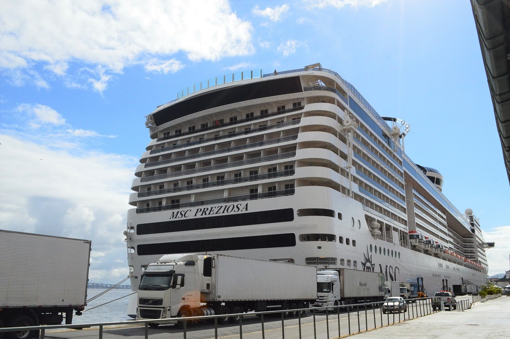 Navio de cruzeiro MSC Preziosa ancorado em píer do Rio de Janeiro