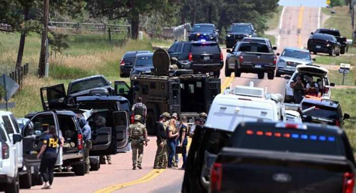 Caos se instala com tiros disparados durante operação do ICE em Colorado Springs. Novas informações