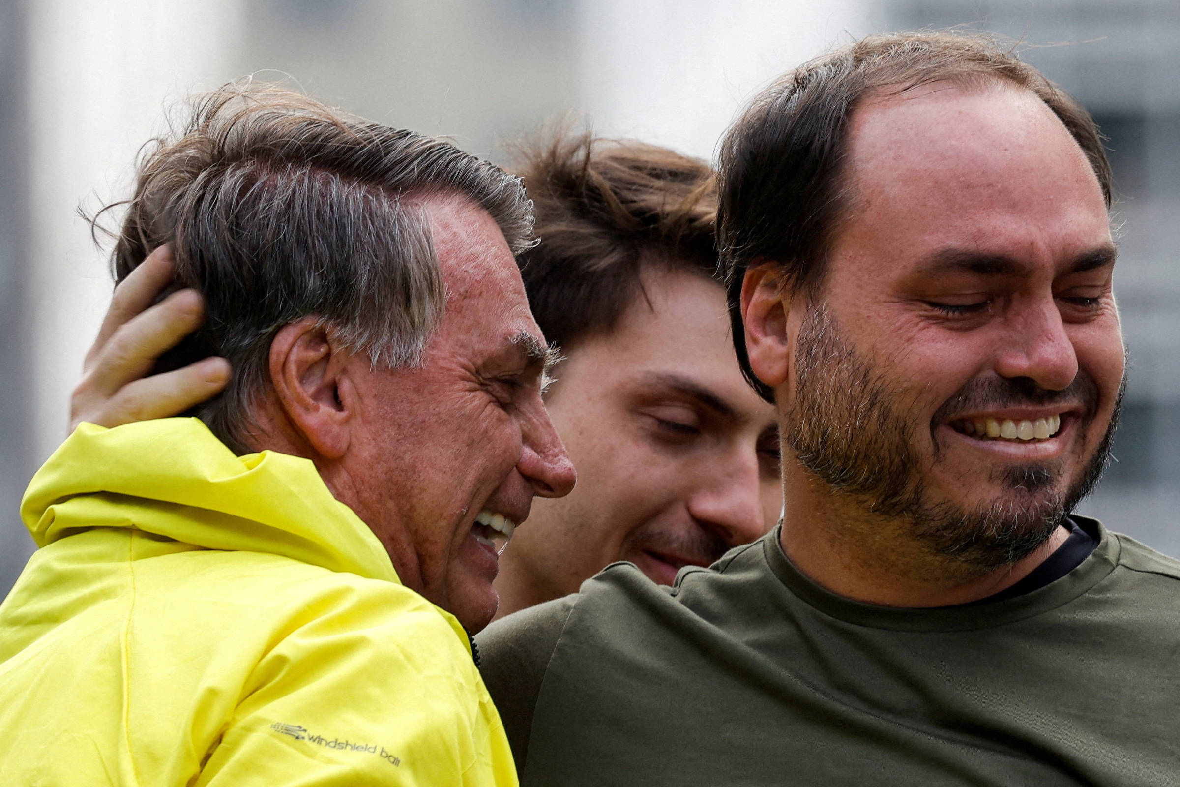 Carlos Bolsonaro volta para casa após passar mal - 05/08/2025 - Brasília Hoje