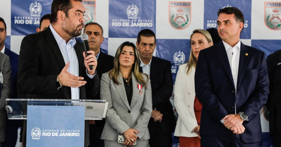 Castro e Flávio Bolsonaro se reencontram em agenda oficial após crise política no governo