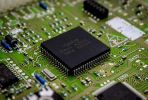 China pede que EUA relaxem controles de exportação de chips para IA