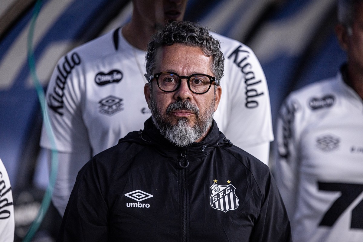 Cleber Xavier é demitido pelo Santos após goleada histórica sofrida para o Vasco