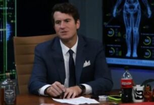 Comediante de direita defende uso de pessoas trans como 'homens-bomba' em discurso no Senado do Texas