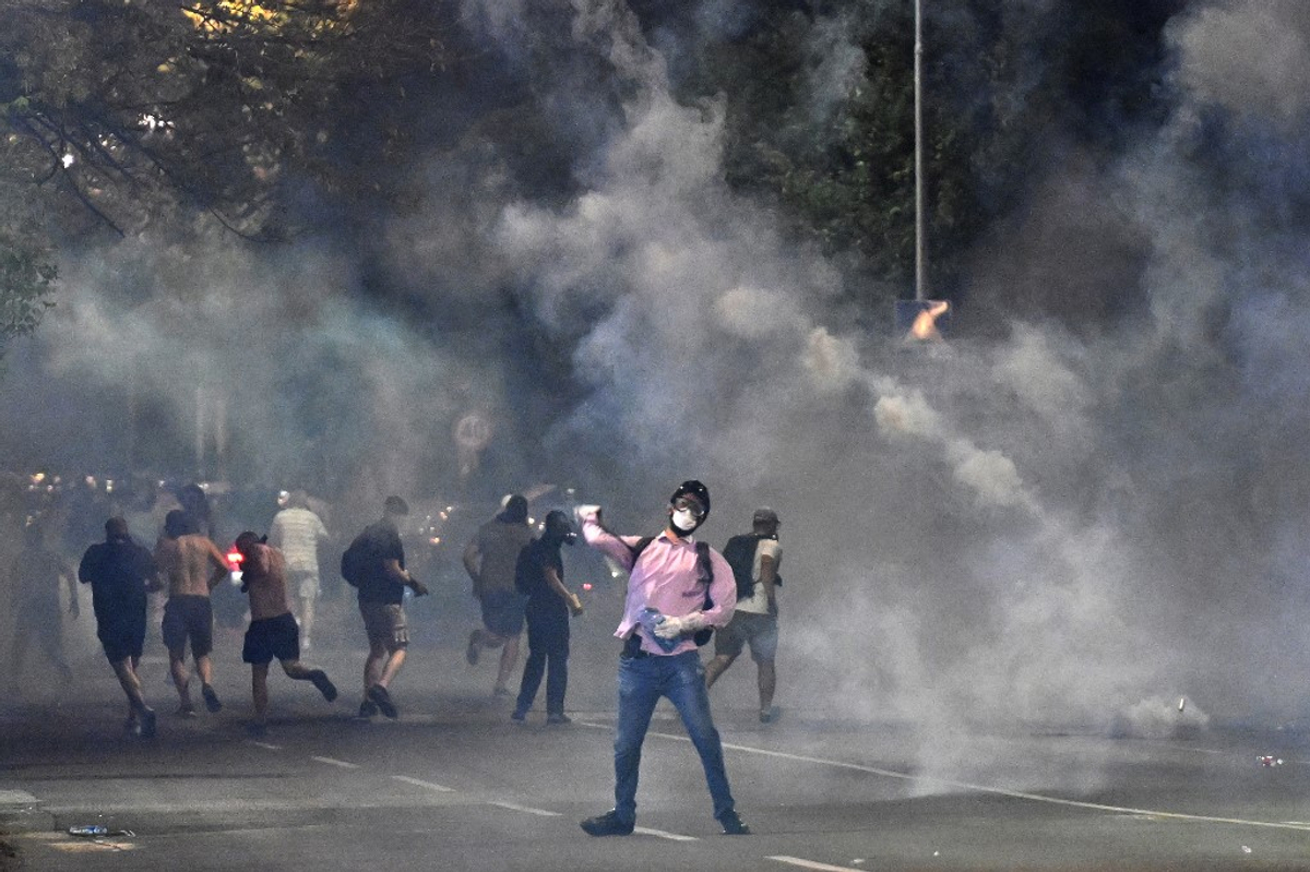 Confrontos entram em erupção em várias cidades sérvias na quinta noite de inquietação
