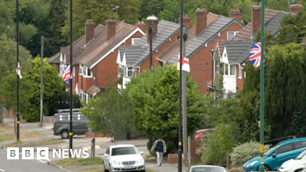 Conselho derruba a Inglaterra e as bandeiras da União penduradas pelos moradores de Birmingham