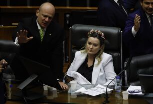 Deputada que levou bebê a motim diz que estava segura - 08/08/2025 - Painel