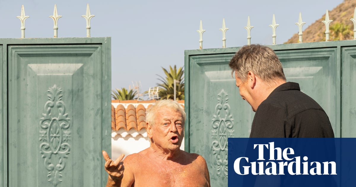 'É seu lugar seguro': procurando Tommy Robinson em Tenerife | Tommy Robinson