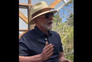 Em vídeo, Lula planta uvas no Alvorada e manda recado a Trump: ‘plantando comida, não ódio’