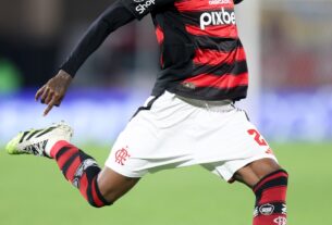 Emerson Royal sofre entorse no tornozelo esquerdo em Flamengo x Internacional