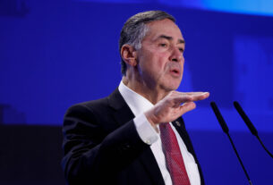 Filho de Barroso decide não voltar aos EUA após sanções - 11/08/2025 - Poder