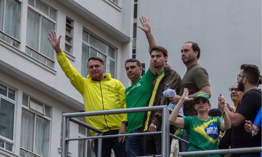Filhos de Bolsonaro reagem à prisão domiciliar do ex-presidente e atacam Moraes