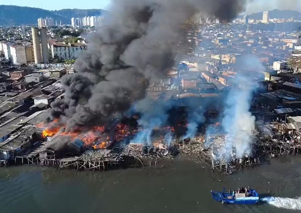 Incêndio em Santos atinge maior favela sobre palafitas do Brasil e mata idosa