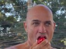 Kelly Slater prova morango do amor em SP e tem reação surpreendente