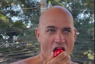 Kelly Slater prova morango do amor em SP e tem reação surpreendente