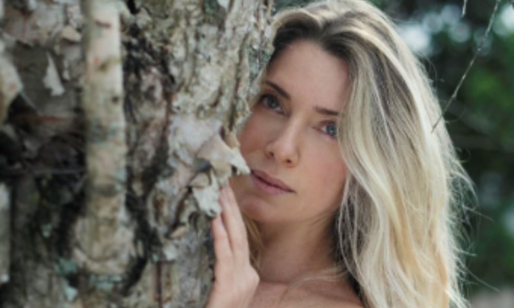 Letícia Spiller posa nua e recebe elogios nas redes sociais: 'Muito gata'