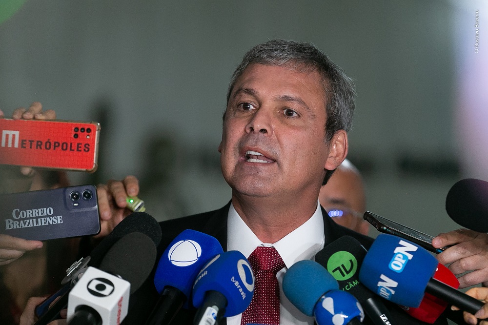 Lindbergh Farias rebate presidente do Bradesco sobre Lei Magnitsky