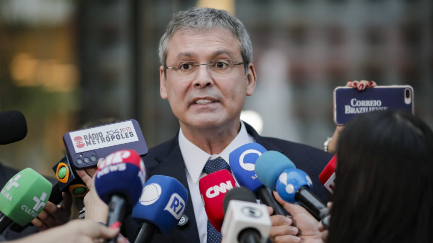 Lindbergh protocola projeto para criar crime de alta traição à pátria