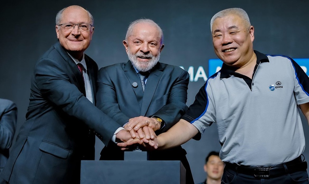 Lula defende relação comercial com a China em inauguração de montadora