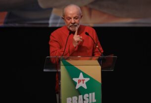 Lula diz em evento do PT não querer repetir Biden em 2026 - 03/08/2025 - Poder