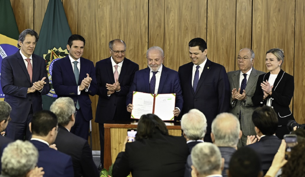 Lula pede votação rápida no Congresso das medidas para mitigar o tarifaço de Trump