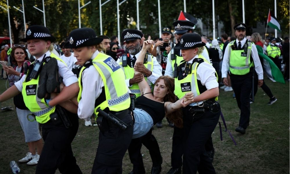 Mais de 300 pessoas são detidas em Londres durante manifestação em apoio a organização pró-Palestina