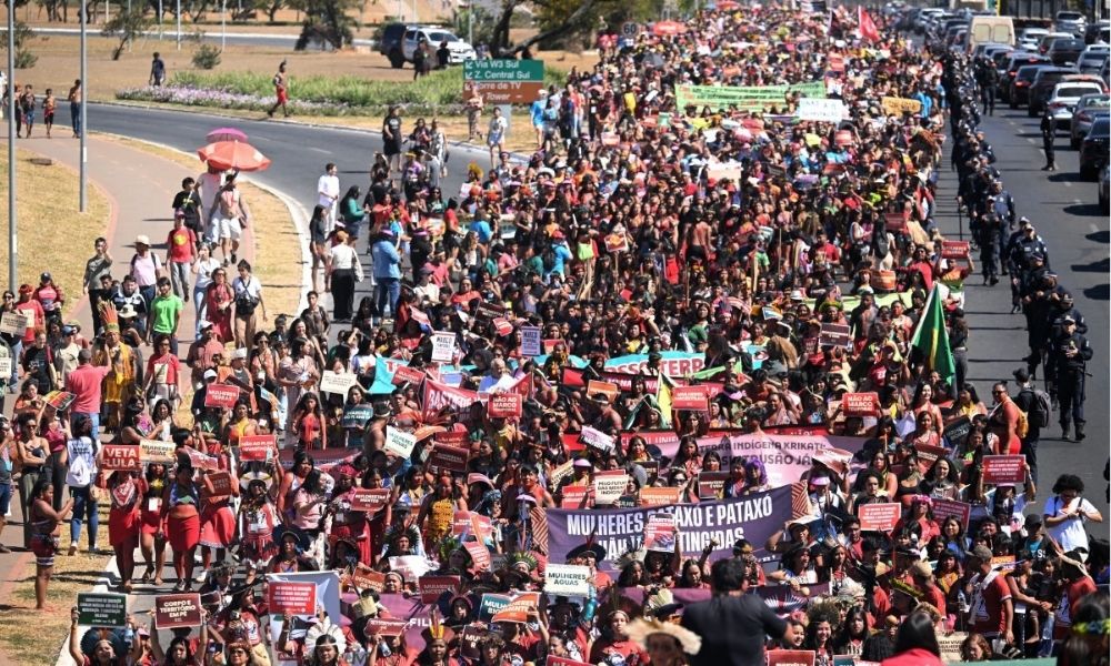 Milhares de mulheres indígenas marcham em Brasília às vésperas da COP30 contra PL da Devastação