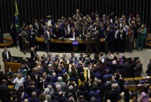 Motim impulsa blindagem a políticos e anistia empaca - 07/08/2025 - Poder