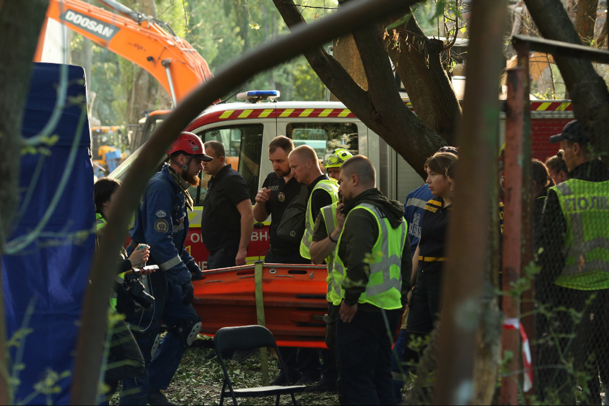 Nas fotos: luto e resiliência após ataque de mísseis mortais em Kyiv