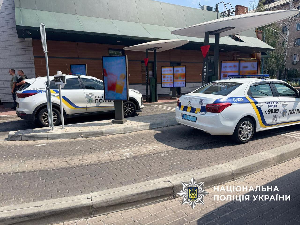 O atirador apreende o cherkasy McDonald's, se atira após o impasse