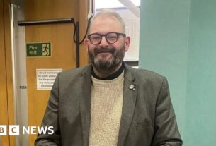 O ex -líder conservador de Hartlepool, Mike Young, se une