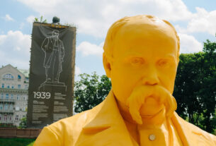 'O mundo através dos olhos de Shevchenko'-Busto de Kyiv, de 5 metros de altura revelado