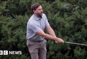 O vice-presidente dos EUA, JD Vance, joga no Trump Golf Course no primeiro dia de férias escocesas