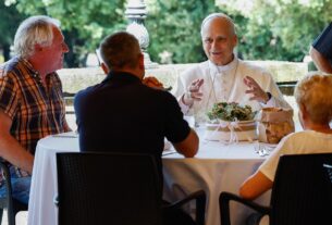 Papa Leão XIV celebra missa para moradores de rua e refugiados e os convida para almoço