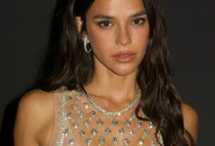Para aproveitar festão até o fim, Bruna Marquezine escolheu make de longa duração: 'Bem natural, sem exagero'