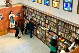 Pessoas em situação de rua passam a contar com biblioteca em São Paulo