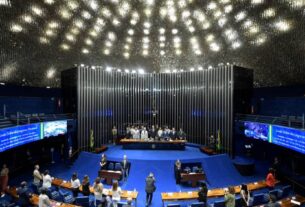 Plenário tem luzes apagadas e senadores ficam no escuro durante obstrução