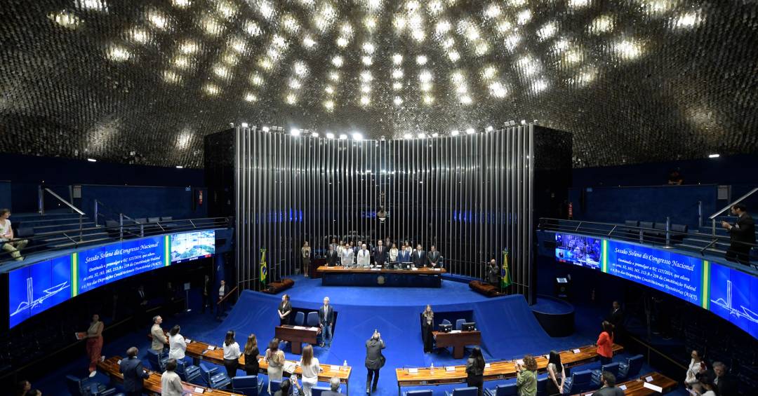 Plenário tem luzes apagadas e senadores ficam no escuro durante obstrução